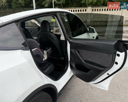 Білий Тесла Model Y, об'ємом двигуна 0 л та пробігом 82 тис. км за 25499 $, фото 18 на Automoto.ua