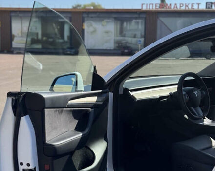 Белый Тесла Model Y, объемом двигателя 0 л и пробегом 50 тыс. км за 28000 $, фото 2 на Automoto.ua