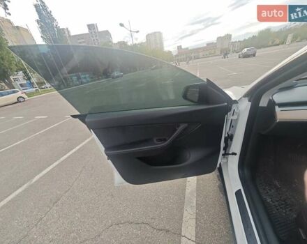 Белый Тесла Model Y, объемом двигателя 0 л и пробегом 38 тыс. км за 28000 $, фото 32 на Automoto.ua