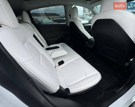 Білий Тесла Model Y, об'ємом двигуна 0 л та пробігом 62 тис. км за 27400 $, фото 25 на Automoto.ua