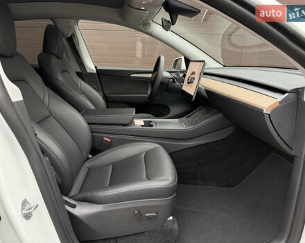 Белый Тесла Model Y, объемом двигателя 0 л и пробегом 53 тыс. км за 36700 $, фото 35 на Automoto.ua