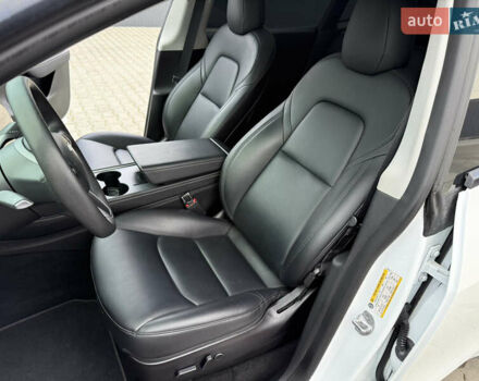 Белый Тесла Model Y, объемом двигателя 0 л и пробегом 59 тыс. км за 28950 $, фото 19 на Automoto.ua