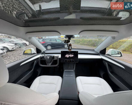 Білий Тесла Model Y, об'ємом двигуна 0 л та пробігом 62 тис. км за 27400 $, фото 21 на Automoto.ua