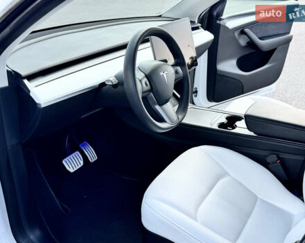 Белый Тесла Model Y, объемом двигателя 0 л и пробегом 64 тыс. км за 28500 $, фото 24 на Automoto.ua