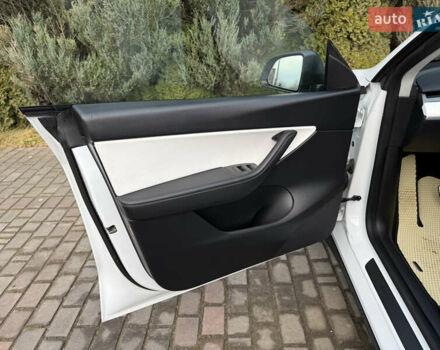 Белый Тесла Model Y, объемом двигателя 0 л и пробегом 129 тыс. км за 27400 $, фото 28 на Automoto.ua