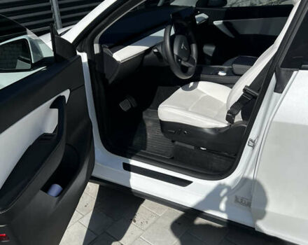 Белый Тесла Model Y, объемом двигателя 0 л и пробегом 59 тыс. км за 26999 $, фото 18 на Automoto.ua