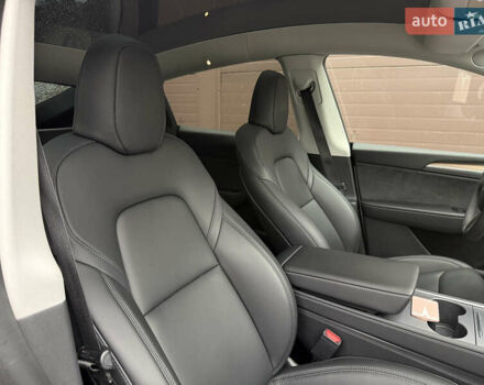 Белый Тесла Model Y, объемом двигателя 0 л и пробегом 53 тыс. км за 36700 $, фото 36 на Automoto.ua