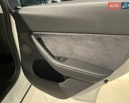 Белый Тесла Model Y, объемом двигателя 0 л и пробегом 14 тыс. км за 47800 $, фото 25 на Automoto.ua