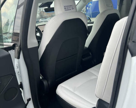 Білий Тесла Model Y, об'ємом двигуна 0 л та пробігом 15 тис. км за 27999 $, фото 18 на Automoto.ua