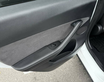 Білий Тесла Model Y, об'ємом двигуна 0 л та пробігом 82 тис. км за 25499 $, фото 12 на Automoto.ua