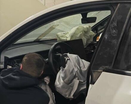 Белый Тесла Model Y, объемом двигателя 0 л и пробегом 38 тыс. км за 28000 $, фото 65 на Automoto.ua