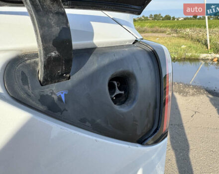 Белый Тесла Model Y, объемом двигателя 0 л и пробегом 51 тыс. км за 31000 $, фото 34 на Automoto.ua
