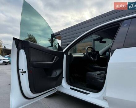 Тесла Model Y 2022 в Ровно на Automoto.ua Белый Тесла Model Y, объемом двигателя 0 л и пробегом 83 тыс. км за 22500 $, фото 23 на Automoto.ua