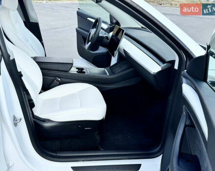 Белый Тесла Model Y, объемом двигателя 0 л и пробегом 64 тыс. км за 28500 $, фото 17 на Automoto.ua