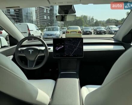 Белый Тесла Model Y, объемом двигателя 0 л и пробегом 49 тыс. км за 28000 $, фото 2 на Automoto.ua