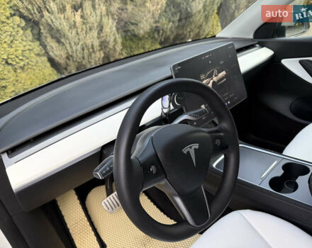 Белый Тесла Model Y, объемом двигателя 0 л и пробегом 129 тыс. км за 27400 $, фото 27 на Automoto.ua