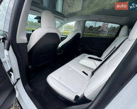 Білий Тесла Model Y, об'ємом двигуна 0 л та пробігом 62 тис. км за 27400 $, фото 33 на Automoto.ua