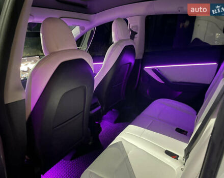 Белый Тесла Model Y, объемом двигателя 0 л и пробегом 51 тыс. км за 31000 $, фото 55 на Automoto.ua