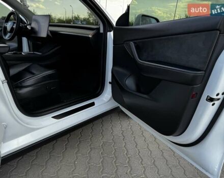 Белый Тесла Model Y, объемом двигателя 0 л и пробегом 59 тыс. км за 28800 $, фото 27 на Automoto.ua