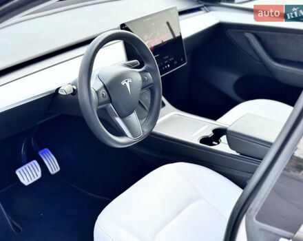 Белый Тесла Model Y, объемом двигателя 0 л и пробегом 64 тыс. км за 28500 $, фото 13 на Automoto.ua