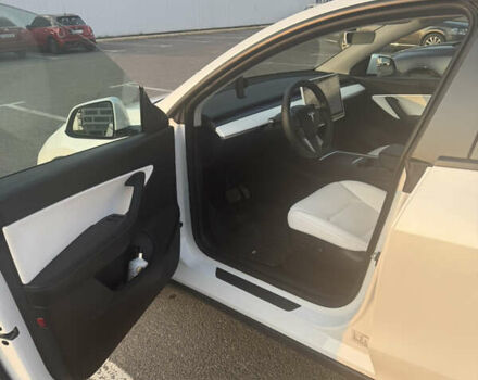 Белый Тесла Model Y, объемом двигателя 0 л и пробегом 79 тыс. км за 28000 $, фото 2 на Automoto.ua