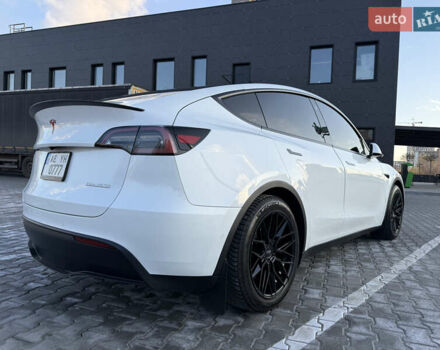 Белый Тесла Model Y, объемом двигателя 0 л и пробегом 50 тыс. км за 27999 $, фото 1 на Automoto.ua