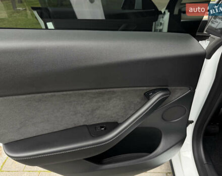 Белый Тесла Model Y, объемом двигателя 0 л и пробегом 74 тыс. км за 25700 $, фото 15 на Automoto.ua