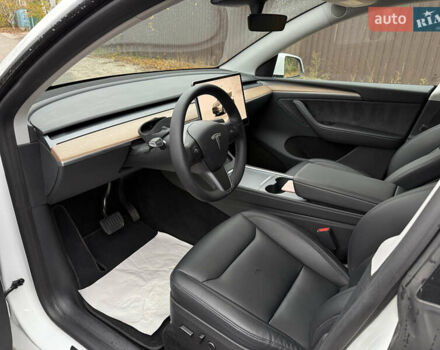 Белый Тесла Model Y, объемом двигателя 0 л и пробегом 53 тыс. км за 36700 $, фото 15 на Automoto.ua