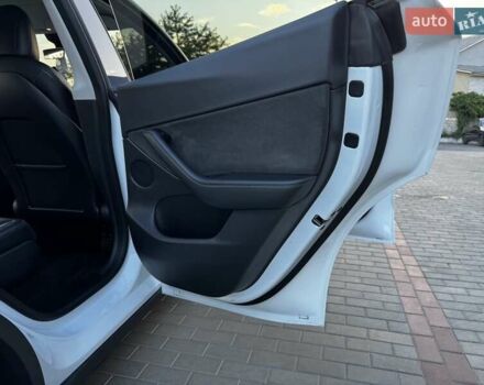 Белый Тесла Model Y, объемом двигателя 0 л и пробегом 59 тыс. км за 28800 $, фото 69 на Automoto.ua