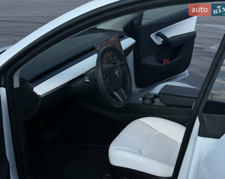 Белый Тесла Model Y, объемом двигателя 0 л и пробегом 53 тыс. км за 30500 $, фото 11 на Automoto.ua