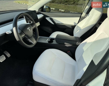 Белый Тесла Model Y, объемом двигателя 0 л и пробегом 51 тыс. км за 31000 $, фото 42 на Automoto.ua