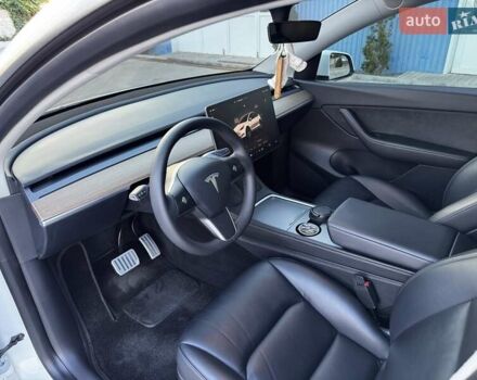 Белый Тесла Model Y, объемом двигателя 0 л и пробегом 59 тыс. км за 28800 $, фото 35 на Automoto.ua