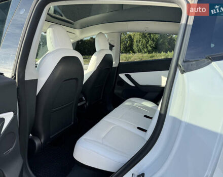 Белый Тесла Model Y, объемом двигателя 0 л и пробегом 51 тыс. км за 31000 $, фото 52 на Automoto.ua