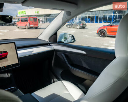 Белый Тесла Model Y, объемом двигателя 0 л и пробегом 50 тыс. км за 30000 $, фото 17 на Automoto.ua