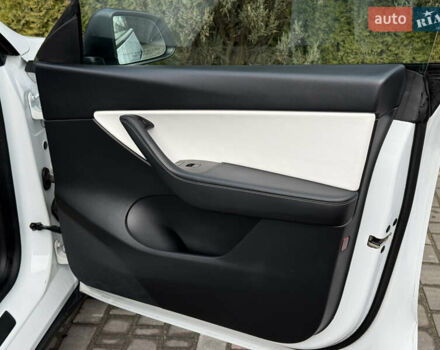 Белый Тесла Model Y, объемом двигателя 0 л и пробегом 129 тыс. км за 27400 $, фото 18 на Automoto.ua