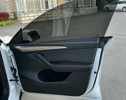 Білий Тесла Model Y, об'ємом двигуна 0 л та пробігом 45 тис. км за 27500 $, фото 49 на Automoto.ua