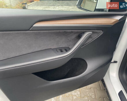 Белый Тесла Model Y, объемом двигателя 0 л и пробегом 108 тыс. км за 25500 $, фото 19 на Automoto.ua
