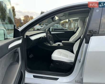 Белый Тесла Model Y, объемом двигателя 0 л и пробегом 35 тыс. км за 29500 $, фото 13 на Automoto.ua