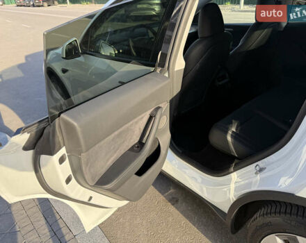 Білий Тесла Model Y, об'ємом двигуна 0 л та пробігом 55 тис. км за 33014 $, фото 22 на Automoto.ua