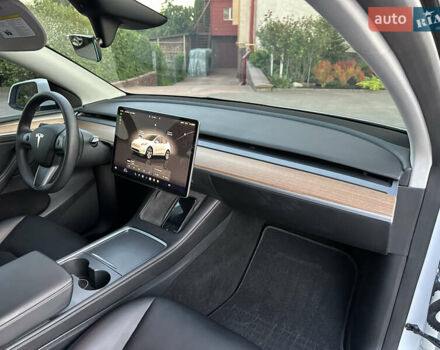 Білий Тесла Model Y, об'ємом двигуна 0 л та пробігом 45 тис. км за 27500 $, фото 45 на Automoto.ua
