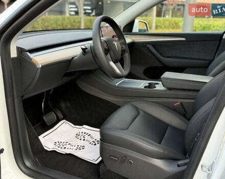 Белый Тесла Model Y, объемом двигателя 0 л и пробегом 25 тыс. км за 32500 $, фото 23 на Automoto.ua
