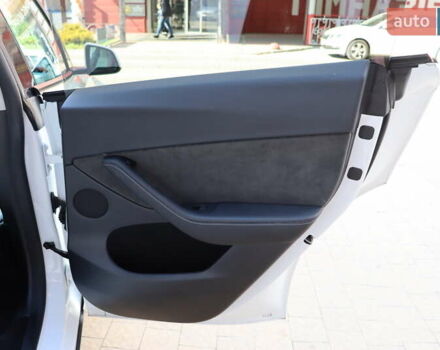 Белый Тесла Model Y, объемом двигателя 0 л и пробегом 34 тыс. км за 27400 $, фото 35 на Automoto.ua