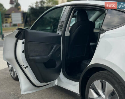 Білий Тесла Model Y, об'ємом двигуна 0 л та пробігом 47 тис. км за 26500 $, фото 51 на Automoto.ua