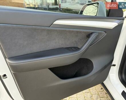 Белый Тесла Model Y, объемом двигателя 0 л и пробегом 47 тыс. км за 32500 $, фото 13 на Automoto.ua