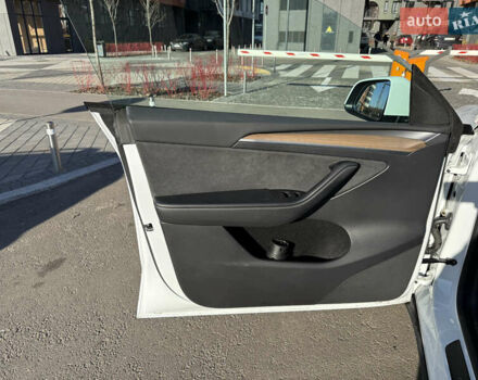 Белый Тесла Model Y, объемом двигателя 0 л и пробегом 35 тыс. км за 33777 $, фото 37 на Automoto.ua