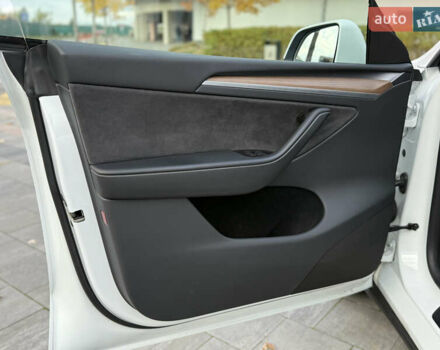 Белый Тесла Model Y, объемом двигателя 0 л и пробегом 25 тыс. км за 32500 $, фото 25 на Automoto.ua