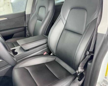 Белый Тесла Model Y, объемом двигателя 0 л и пробегом 93 тыс. км за 35500 $, фото 17 на Automoto.ua