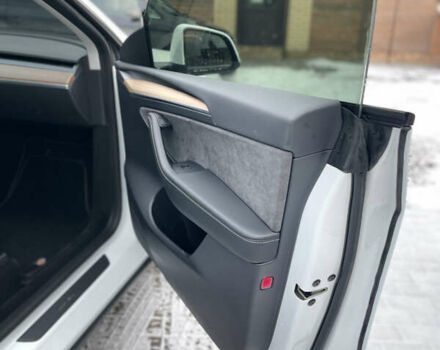 Белый Тесла Model Y, объемом двигателя 0 л и пробегом 13 тыс. км за 26500 $, фото 43 на Automoto.ua
