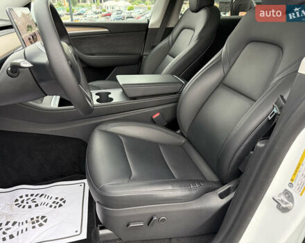 Белый Тесла Model Y, объемом двигателя 0 л и пробегом 45 тыс. км за 35500 $, фото 29 на Automoto.ua