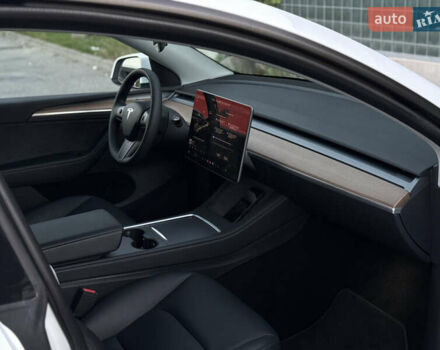 Белый Тесла Model Y, объемом двигателя 0 л и пробегом 18 тыс. км за 29600 $, фото 86 на Automoto.ua